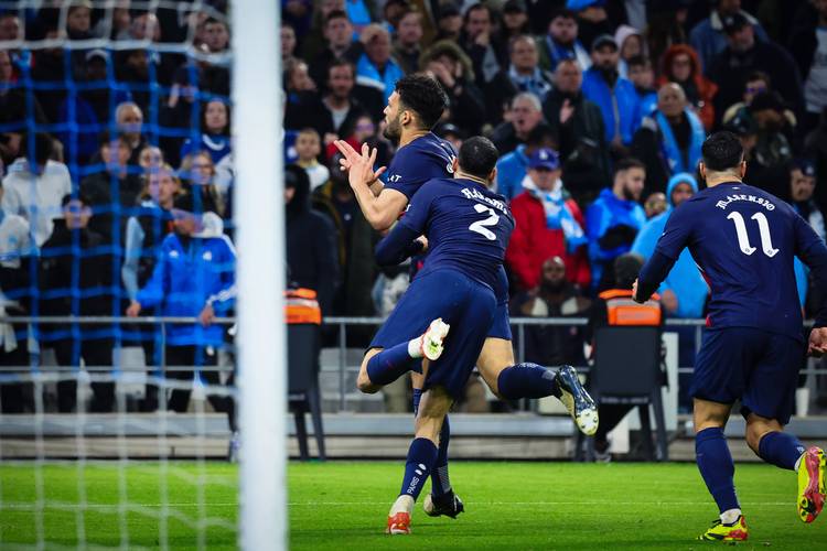 邮报：谢什科对曼联与纽卡都表达过兴趣，但他稍微倾向于红魔（邮报：谢什科同时考虑曼联与纽卡，但略偏向红魔）