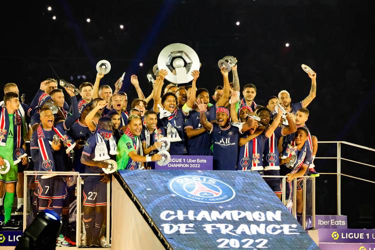 最后连失绝平三分！贺希宁19中9空砍21+8+8 三分6中0（末段连失追平三分！贺希宁19投9中空砍21+8+8，三分6投0中）