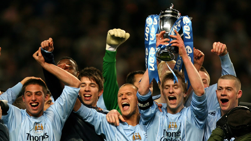 白科比？美媒对比里夫斯和科比前五个赛季数据，几乎一模一样（美媒对比里夫斯与科比生涯前五季数据：相似度惊人）