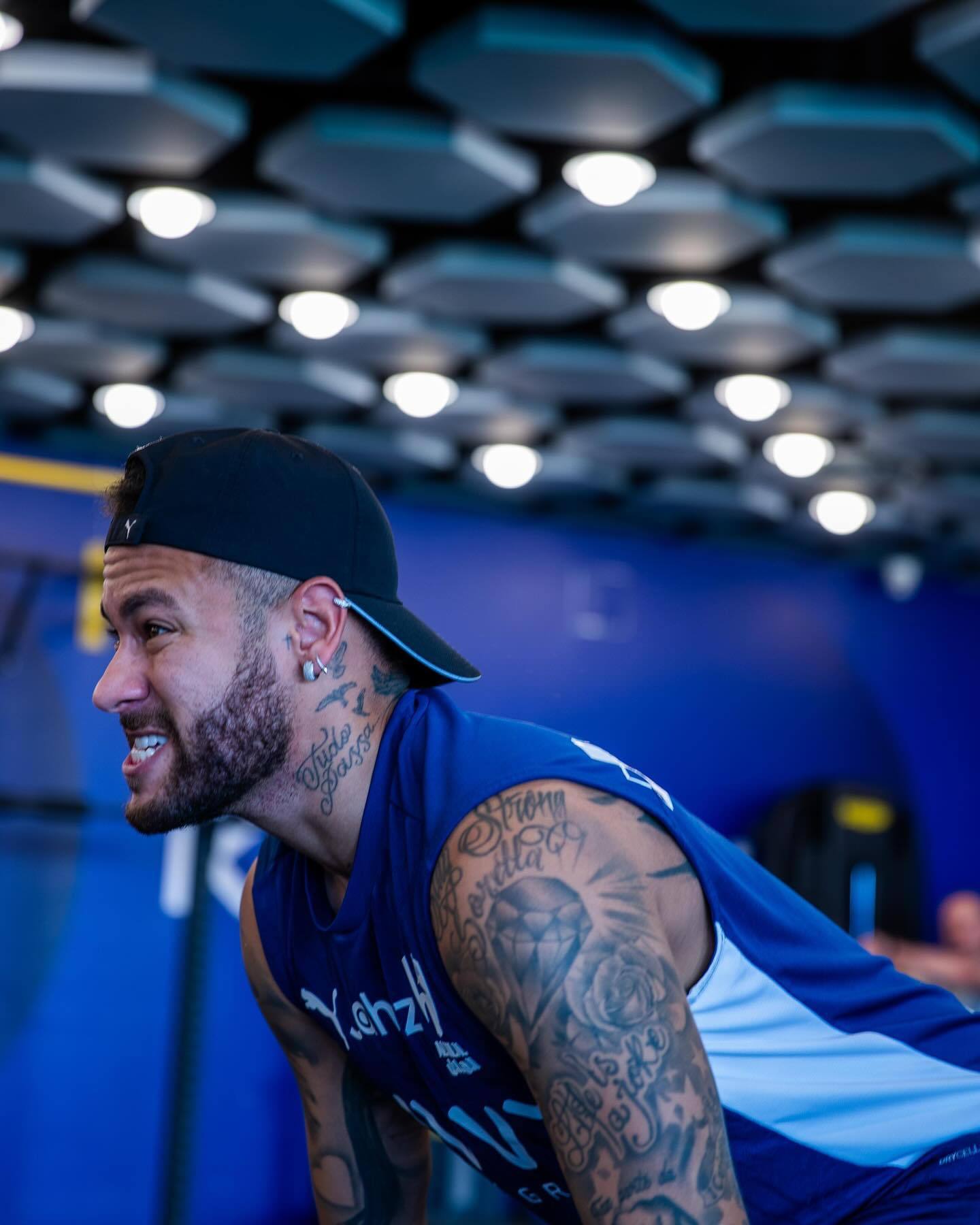 法尔克：拜仁谈妥于帕新合同的年薪和奖金，但还差解约条款没谈好（法尔克：拜仁与于帕续约的薪资与奖金已达成一致，解约条款仍在磋商）