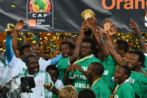 皇马又开始发疯了是吧，一个蹲坑的买范德芬干什么？（皇马又开始折腾了？引进范德芬究竟图什么？）