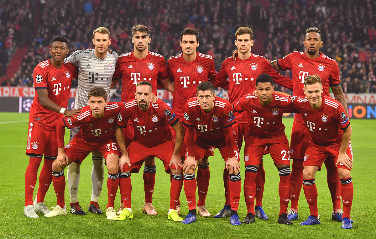 欧冠赛场精彩瞬间：巴萨主场2-0取胜,（欧冠高光时刻：巴萨坐镇主场2-0告捷）