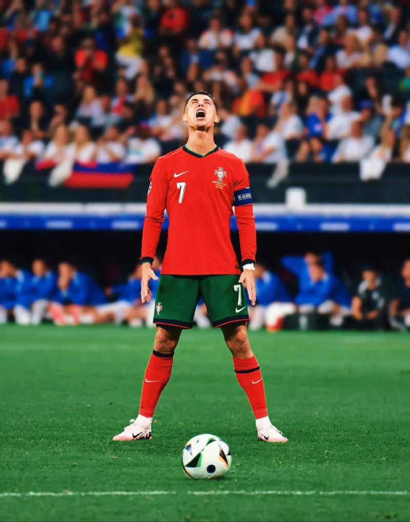 尤文图斯因弗拉霍维奇伤势和薪资问题，被迫考虑续约，但转会市场无明显替代人选，形势艰难。（弗拉霍维奇伤情叠加高薪掣肘，尤文被动推进续约，转会市场无合适替身，局势严峻）