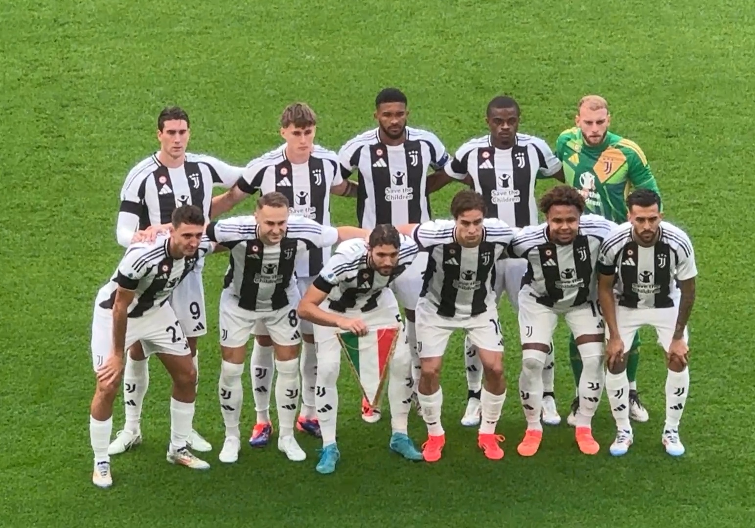 本赛季当艾顿作为最近防守人时，对手命中率下降12.9%（本季艾顿作为最近防守者时，对手命中率被压低12.9%）