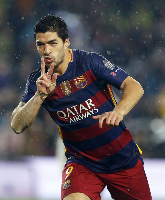 热刺为孙兴慜在街头绘制壁画，动作为其经典庆祝+捧杯（热刺致敬孙兴慜：街头壁画定格标志性庆祝与捧杯瞬间）