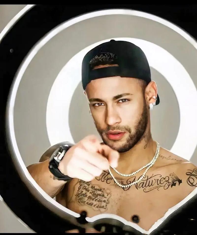 波媒：莱万与巴萨均未确定是否续约，将等到明年再做决定（波媒：莱万与巴萨续约悬而未决，相关决定推迟至明年）