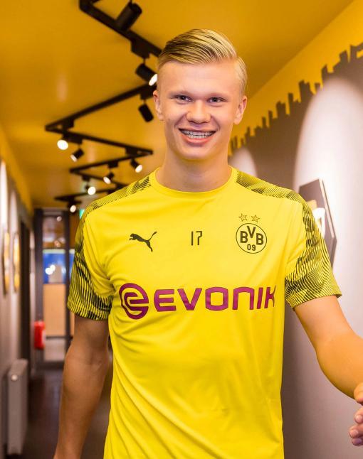 2025年度德甲积分榜：拜仁34场仅1负遥遥领先，勒沃库森第二（2025德甲积分榜：拜仁34战仅负一场领跑，勒沃库森位居次席）