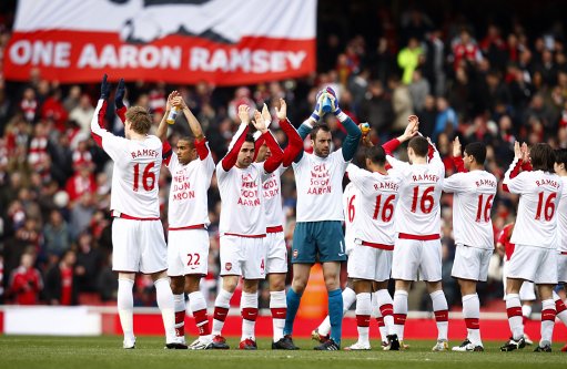 门将扑出关键点球，球迷热议（门将神扑化解点球，球迷掀起热议）