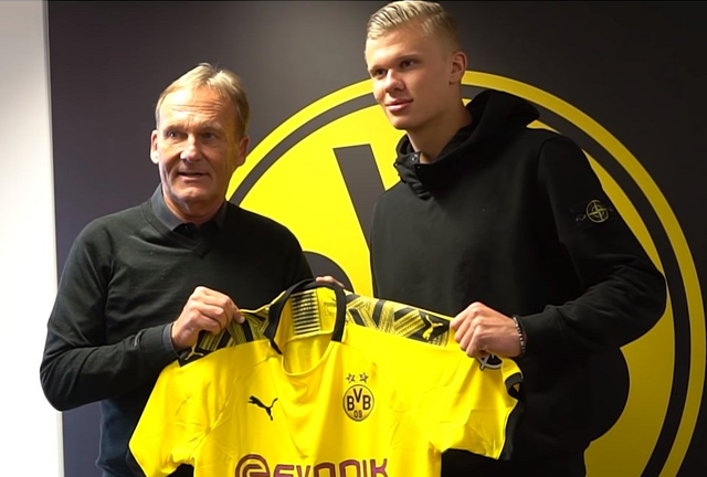 C 罗专访炸裂言论合集！退役时间定了，但这些争议更炸！（C罗专访火力全开：退役时间已定，争议话题更惹火）