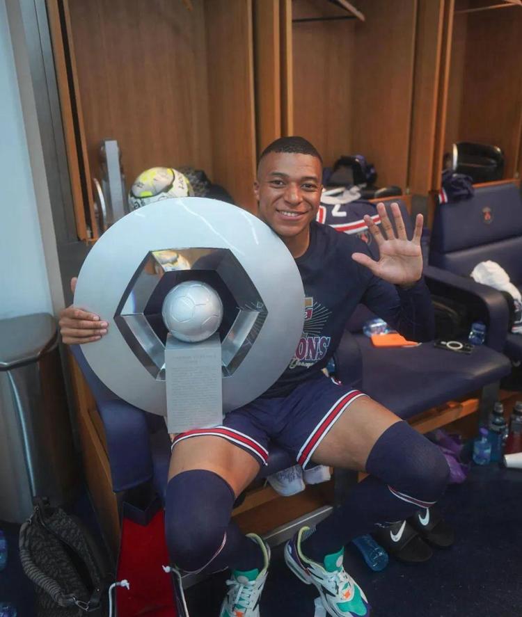 托蒂回忆向对手吐口水事件：我至今仍对那次行为感到羞愧（托蒂回顾向对手吐口水一幕：至今仍深感羞愧）