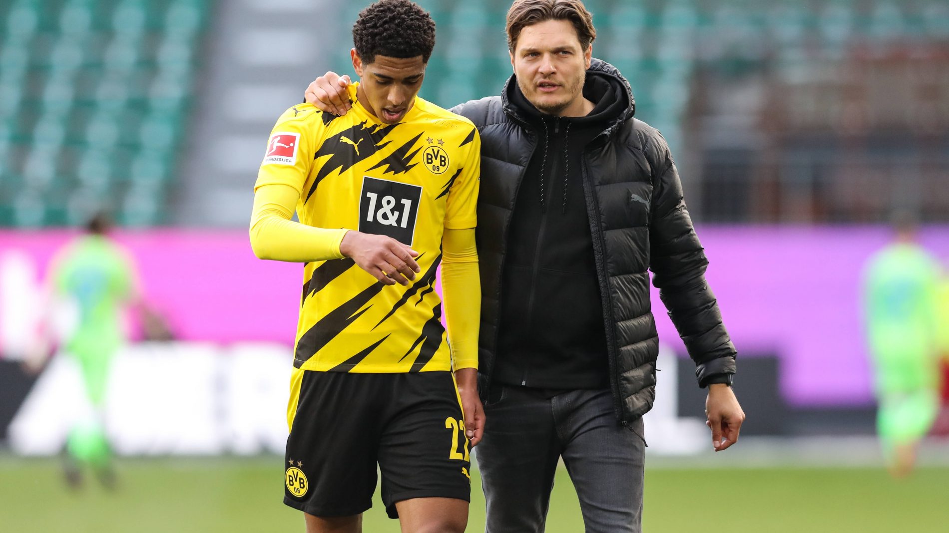 欧冠决赛用球谍照：包含白+深紫，灵感来自举办城市布达佩斯（欧冠决赛用球曝光：白+深紫配色，设计灵感源自主办城市布达佩斯）